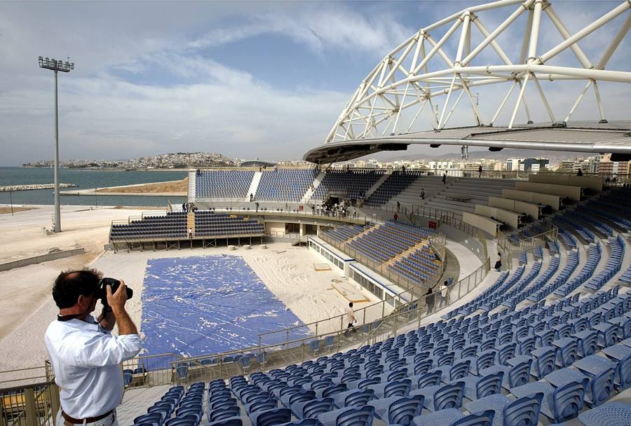 Il Faliro Olympic Beachvolley Centre, qui ritratto in costruzione sulla costa greca: alle Olimpiadi la struttura ha ospitato gare di volley, pallamano e taekwondo. EPA